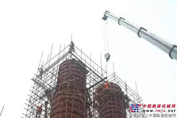 徐工吊車不畏風雨，助力多節同軸式鑄鐵塔器吊裝