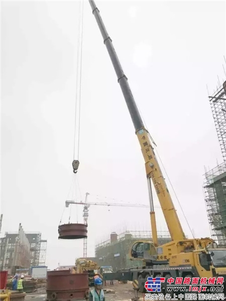 徐工吊車不畏風雨，助力多節同軸式鑄鐵塔器吊裝