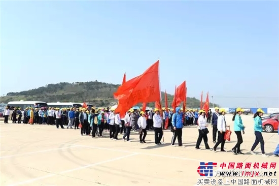 方圆集团举行庆“五一”集体游览活动