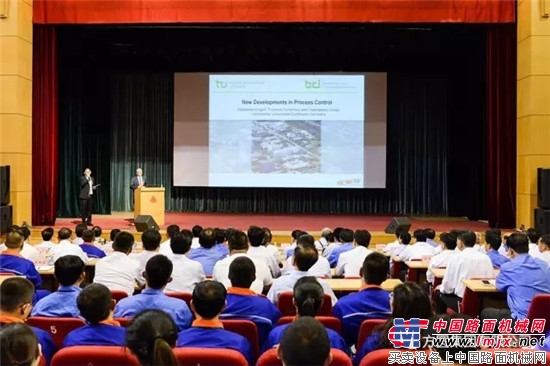 德国多特蒙德大学塞巴斯蒂安·恩格尔教授应邀来方圆集团作学术报告