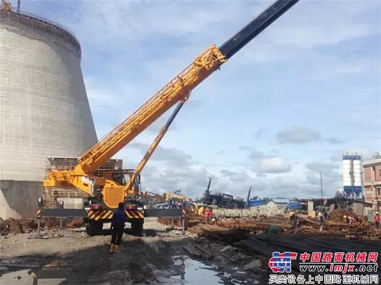 马来西亚电建工地上，这26台徐工起重机你都认识吗？