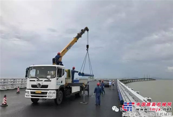 徐工6.3t直臂随车吊，为港珠澳大桥通车加足最后一马力