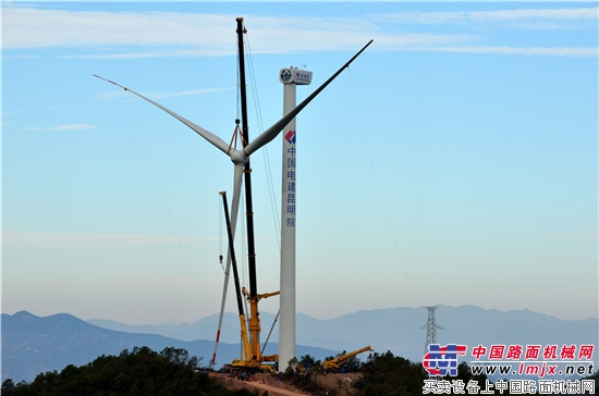 中国造全球最大、最灵巧的徐工1200吨地面起重机交付使用