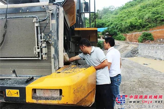 客户导向！柳工设备巡检队冒雨检修 力挺中老铁路建设 