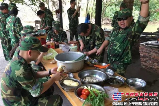 “凝心聚力，攜手共進”鐵拓機械營銷中心拓展活動 