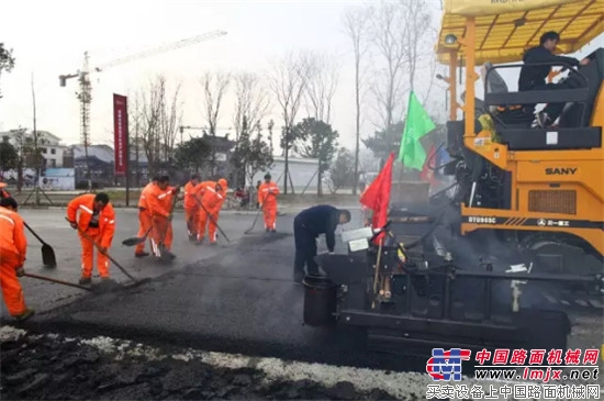 基建狂魔持续升温，压路机销量猛涨，工程机械捞金之路究竟在何方？