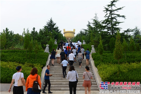 参加2017上海三菱电梯青岛区技术营销会议的代表体验方圆工业旅游