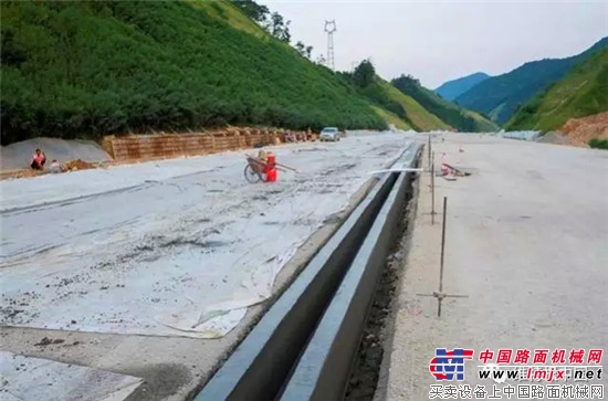 维特根 SP 15 滑模摊铺机助力广东道路建设