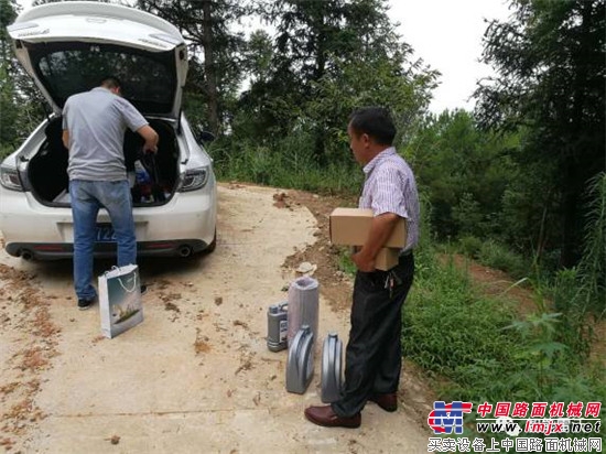 雷沃代理商寧波天竺工程機械有限公司麗水分公司經理汪國華：武能挽袖拎扳手 文能談判拿訂單 