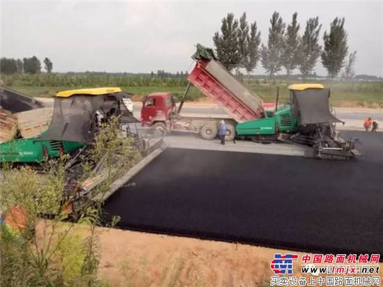 福格勒 S 1880 L 摊铺机在河南开封道路施工成功应用 