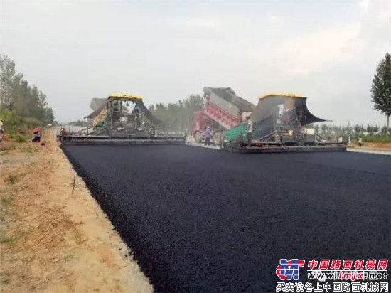 福格勒 S 1880 L 摊铺机在河南开封道路施工成功应用 