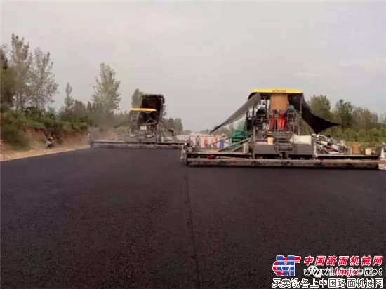 福格勒 S 1880 L 摊铺机在河南开封道路施工成功应用 