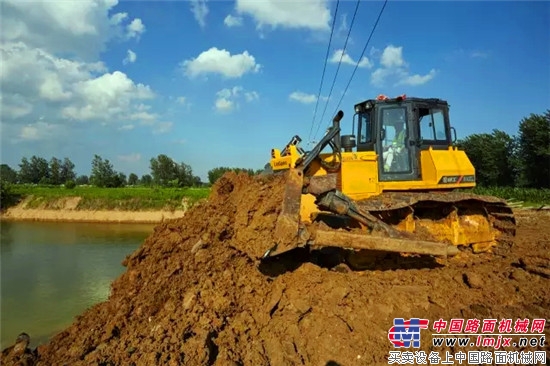 六朝古都金陵城下，又一抹柳工橙