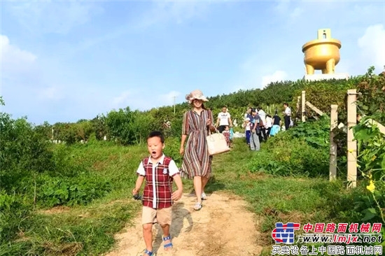 海阳小哈佛高科幼儿园师生及家长走进方圆工业旅游