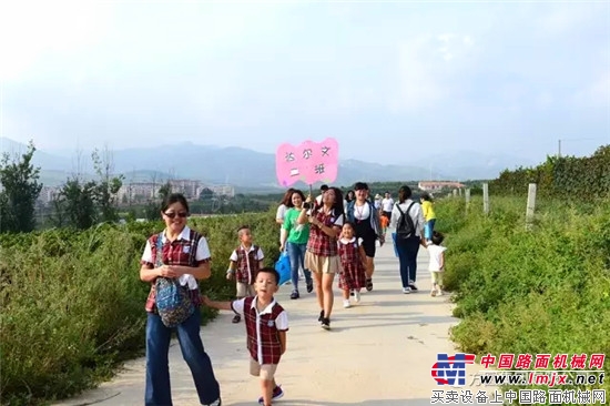 海阳小哈佛高科幼儿园师生及家长走进方圆工业旅游