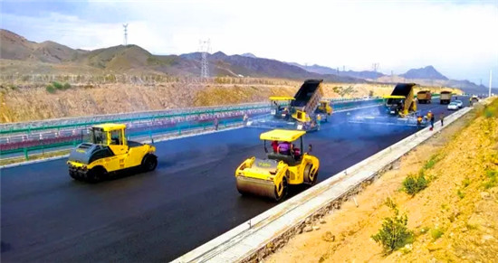 宝马格BF800C双机并铺，助力“金城”道路建设