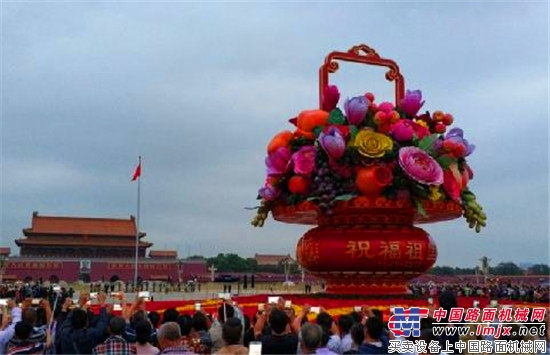 庆国庆 喜迎“十九大” 中联重科助力搭建天安门“祝福祖国”花坛