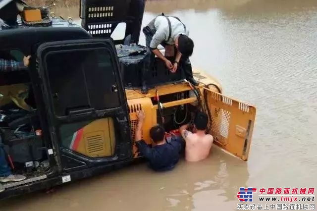 雨夜赶山路，下水趟淤泥！三一服务工程师真的拼了...... 