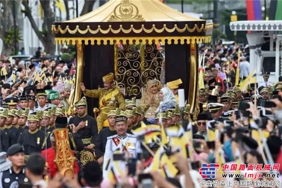 特色徐工花车现身国王登基50周年庆典，获文莱人民点赞！ 