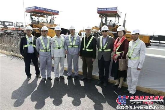 长安大学校领导在港珠澳大桥建设管理局领导陪同下考察港珠澳大桥建设