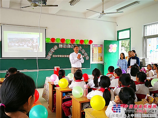 卡特彼勒蘇州工廠誌願者訪問當地打工子弟學校