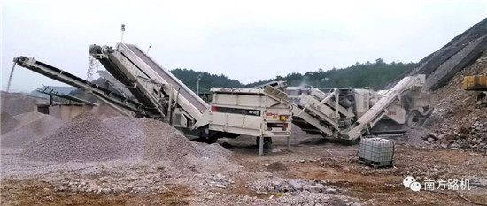 南方路机履带移动反击式破碎站，应用于建筑垃圾资源化利用项目 