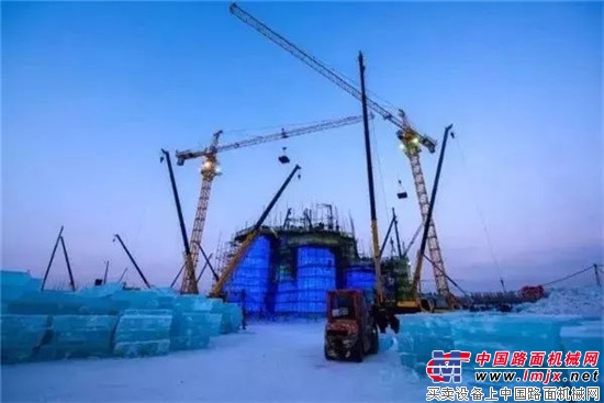 近百台徐工起重機建造夢幻冰雪城堡