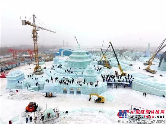 近百台徐工起重機建造夢幻冰雪城堡