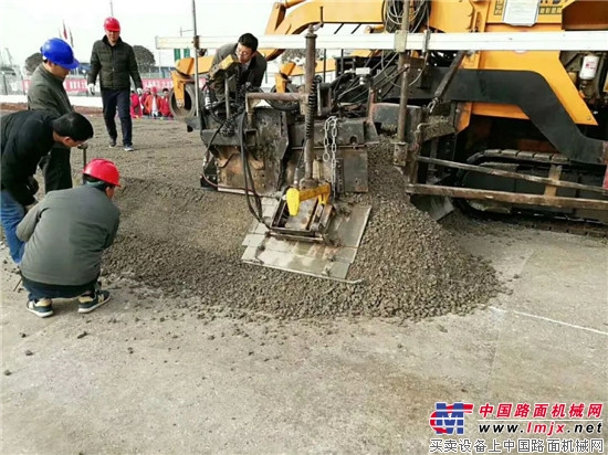 中大机械参与天府机场摊铺实验再次启航 