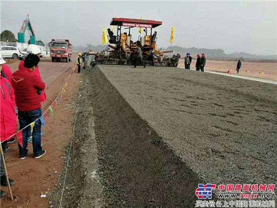 中大机械参与天府机场摊铺实验再次启航 