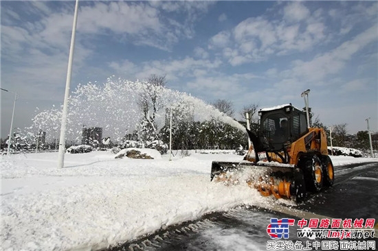 極限工況 強悍設備：柳工“除雪神器”