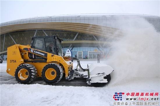 極限工況 強悍設備：柳工“除雪神器”