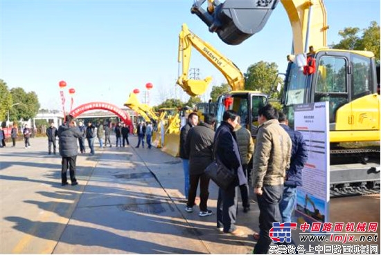 江苏市场开门红 山推展销会获千万订单