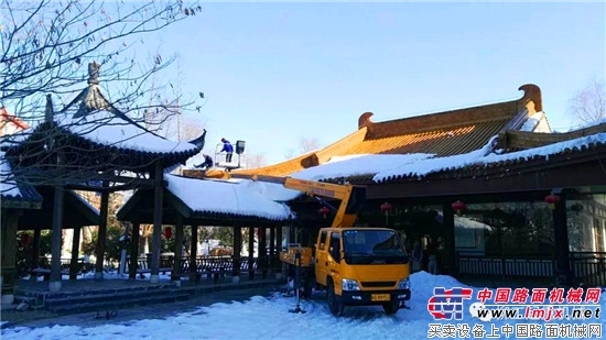 还在等雪？不如与柳工起重机一起来场热雪之旅！