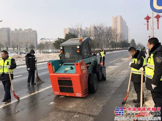 整個朋友圈都被凍住了，山河智能滑移裝載機來鏟雪破冰