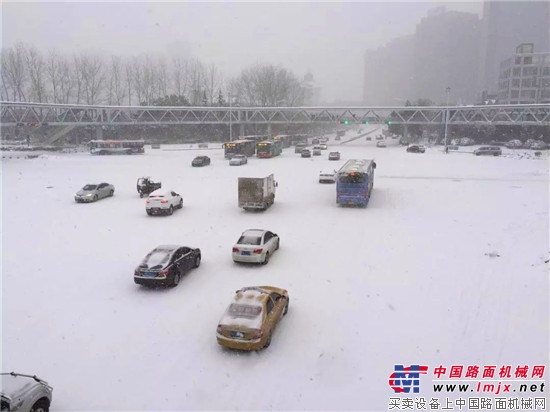 暴雪中那抹溫暖的柳工黃