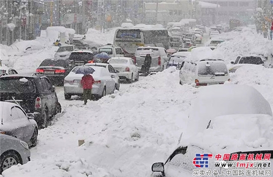 暴雪中那抹溫暖的柳工黃