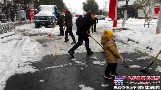 暴雪中那抹溫暖的柳工黃