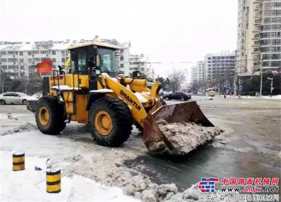 山推装载机助力除雪 彰显社会责任