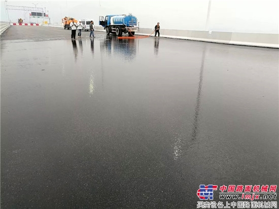 港珠澳大桥岛隧路面洒水验证中大机械摊铺效果