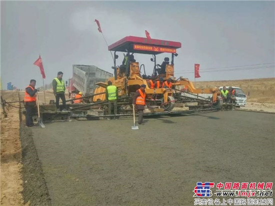 中大水稳大厚度摊铺、压实工法助力国道303线凤凰岭至天山段建设 