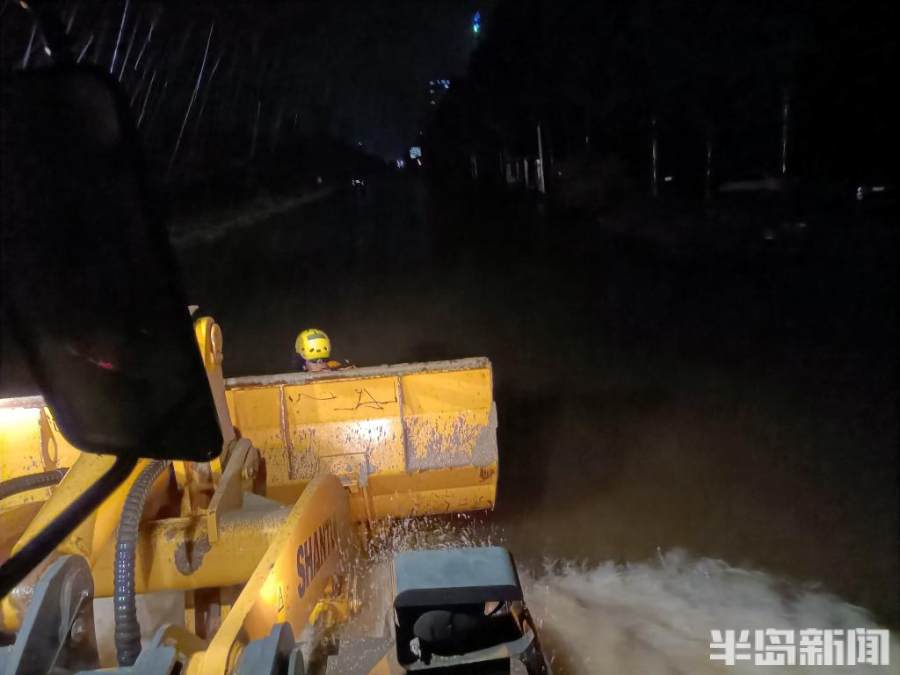 河南新乡一高校地下室深夜坍塌 青岛救援队开着铲车前来救援