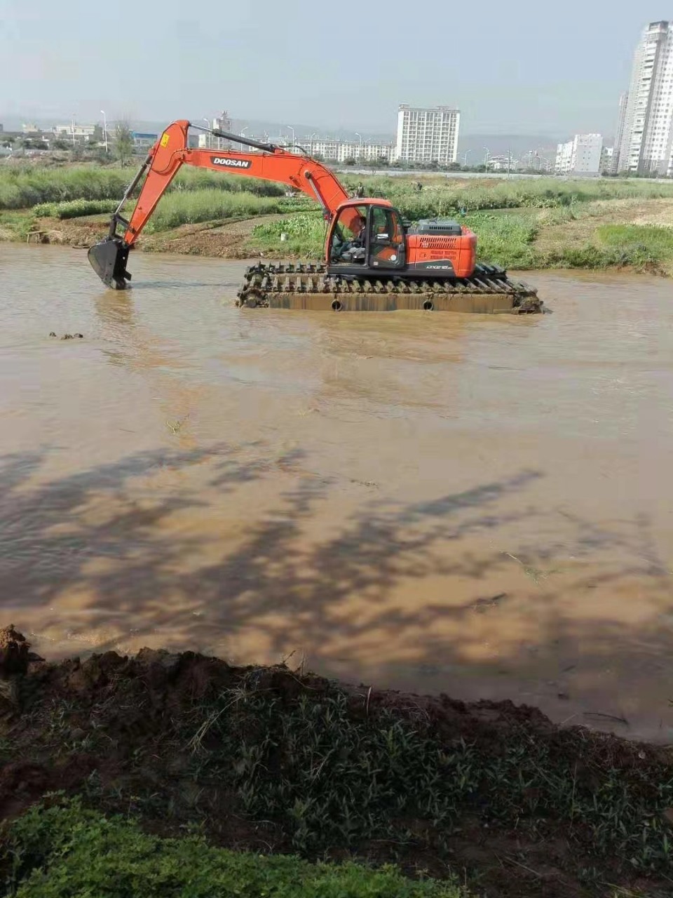 水陸兩棲挖掘機粗租賃 水陸挖掘機出租 河道淤泥清淤挖掘機