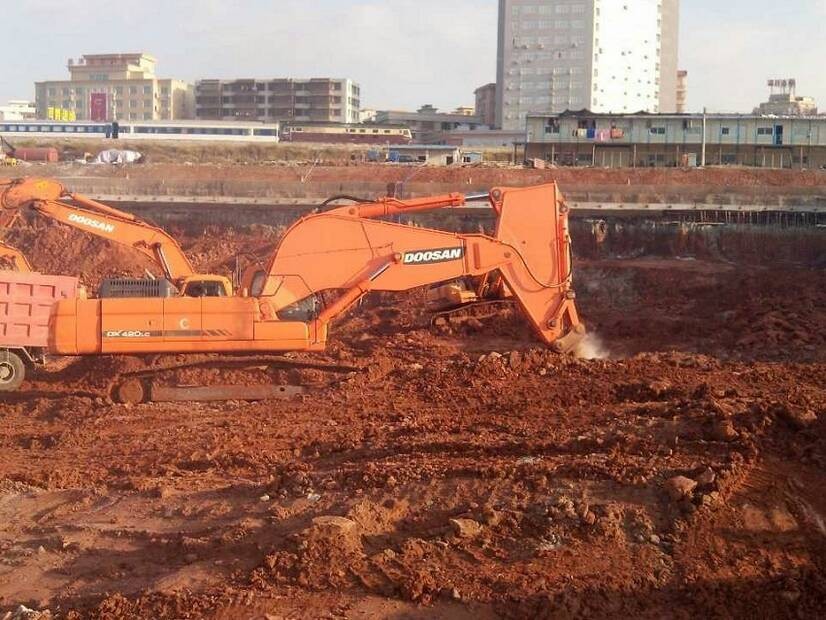 日立400挖掘机挖风化石岩石日立鹰嘴岩石臂裂石器