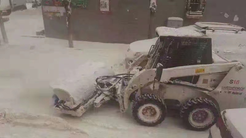 经济实惠型 国产柳工扫雪机，清雪机，滑移装载机，清扫机，扫雪机，多功能车